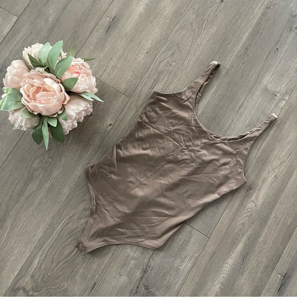 ❄️BF SALE❄️ Abercrombie & Fitch Dark Nude Shine Sleeveless Bodysuit - Picture 2 of 4